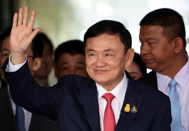 Cựu thủ tướng Thái Lan Thaksin Shinawatra vẫy tay với đám đông tại sân bay Don Mueang khi ông trở về nước hôm 22-8-2023 - Ảnh: REUTERS