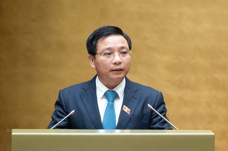 Bộ trưởng Bộ Giao thông vận tải Nguyễn Văn Thắng đọc tờ trình dự án Luật Đường bộ tại hội trường Quốc hội sáng 10-11 - Ảnh: GIA HÂN