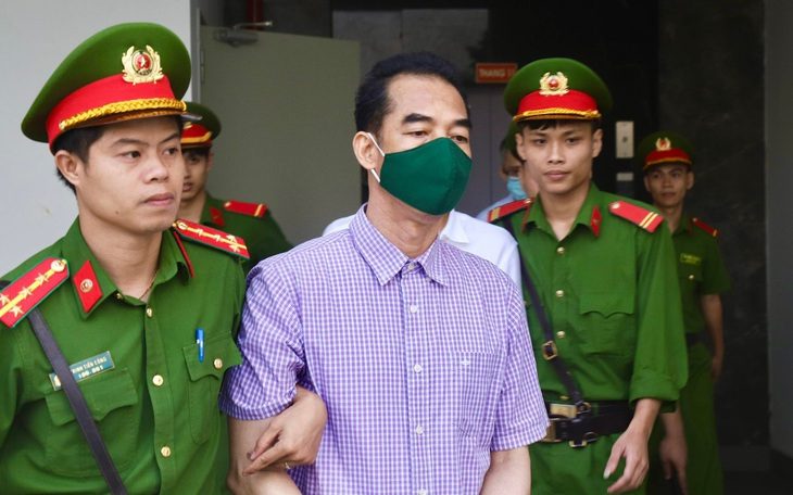Cựu thứ trưởng Bộ Ngoại giao Tô Anh Dũng được dẫn giải đến tòa - Ảnh: DANH TRỌNG