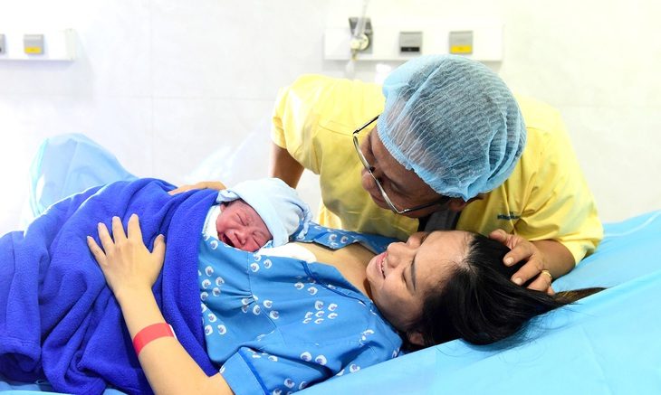 Anh Phan Xuân Phú (TP Thủ Đức) vui mừng ngắm nhìn vợ và con trai vừa chào đời tại Bệnh viện Từ Dũ vào đầu năm 2024. Anh Phú đã có hai con gái, lần này có con trai - Ảnh: DUYÊN PHAN