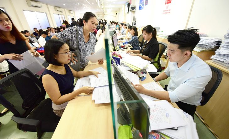Trong thời gian qua, Sở Kế hoạch và Đầu tư TP.HCM có nhiều thay đổi để rút ngắn thủ tục đăng ký kinh doanh cho doanh nghiệp và người dân. Trong ảnh: người dân và doanh nghiệp đăng ký kinh doanh tại Sở Kế hoạch và Đầu tư TP - Ảnh: Quang Định